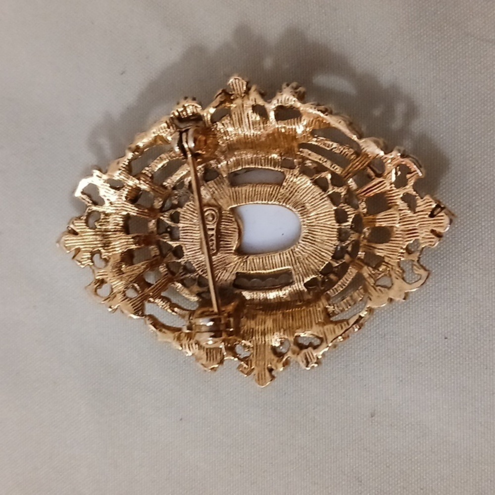 🎈VINTAGE Cameo Brooch Marked Art 2"x1.5"0 - Picture 5 of 7